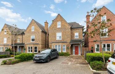 5 bed detached house to rent Barrons Chase, Richmond TW10