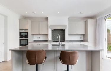 5 bed detached house to rent Barrons Chase, Richmond TW10