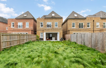 5 bed detached house to rent Barrons Chase, Richmond TW10